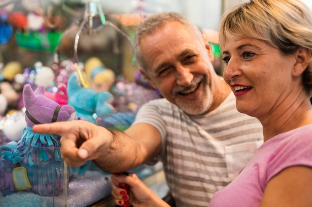 Foto gratuita faccine di vista laterale adulti nel parco a tema