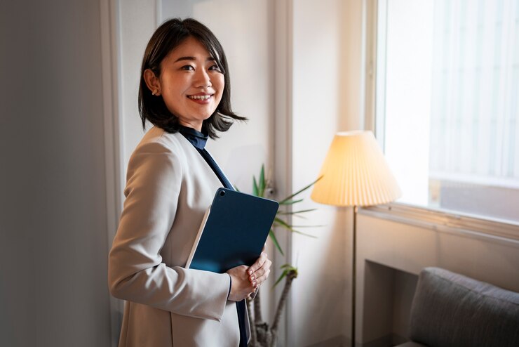 Free Photo side view smiley business woman
