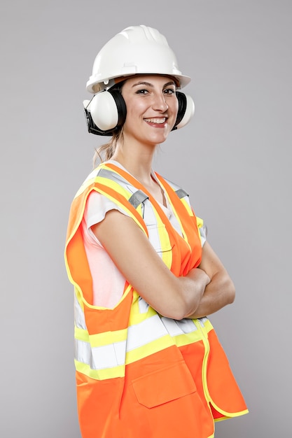 Vista laterale dell'ingegnere femminile di smiley con il casco