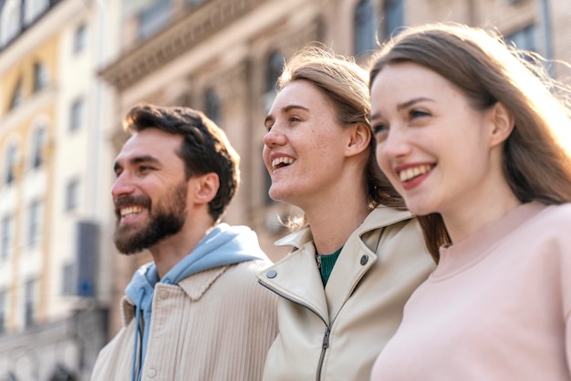 Foto gratuita vista laterale di smiley amici all'aperto in città