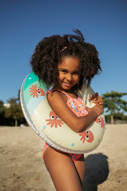 Foto gratuita ragazza sorridente di vista laterale alla spiaggia