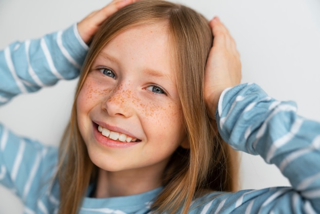 Foto gratuita ragazza sorridente di vista laterale all'interno