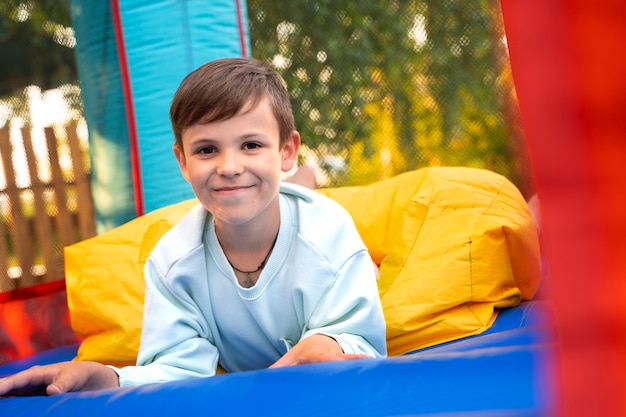 Foto gratuita ragazzo sorridente di vista laterale nella casa di rimbalzo