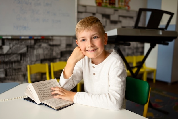 Foto gratuita ragazzo sorridente di vista laterale alla scuola domenicale