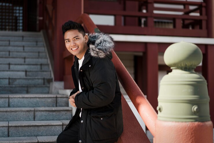 免費 Photo 一位微笑的男人在樓梯上摆姿势