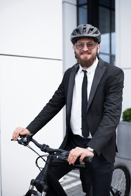 일하기 위해 자전거를 타는 양복을 입은 옆모습 웃는 남자