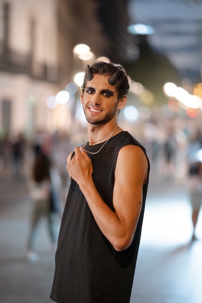 Uomo sorridente di vista laterale con le corna