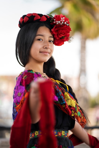 Вид сбоку улыбающаяся мексиканская девушка