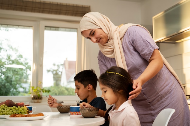 Foto gratuita madre e bambini di smiley di vista laterale