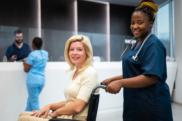 Foto gratuita infermiera sorridente di vista laterale al lavoro