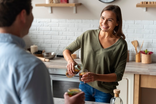 Foto gratuita gente di smiley di vista laterale in cucina