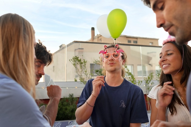 Free photo side view smiley people partying together