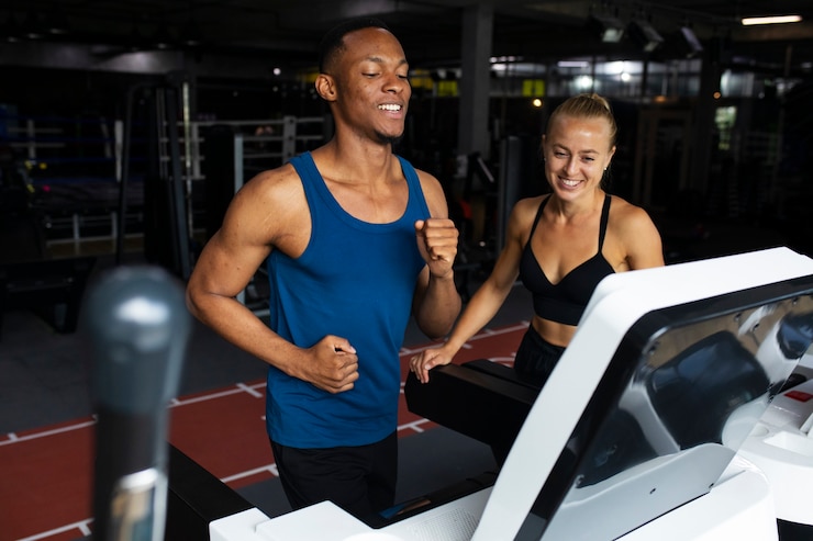 Free Photo side view smiley people training at gym