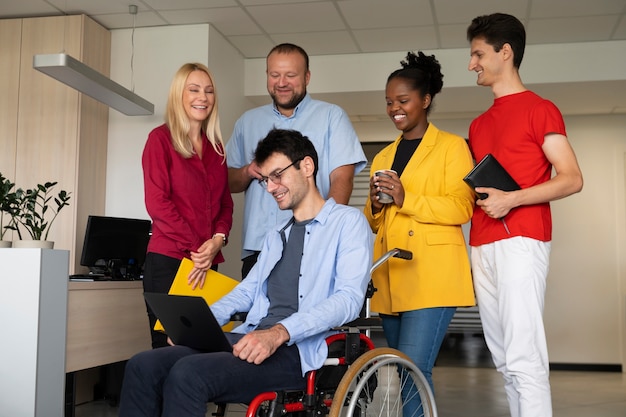 Foto gratuita gente sorridente di vista laterale al lavoro