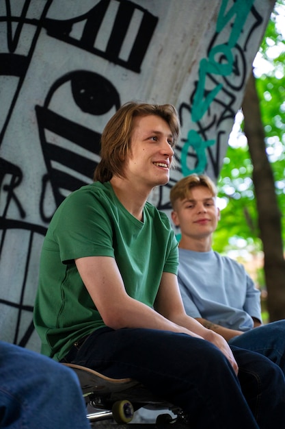 Foto gratuita adolescenti di smiley di vista laterale all'aperto