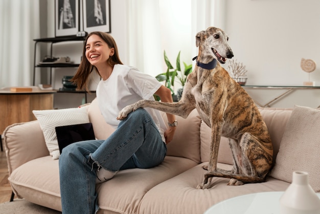 Foto gratuita donna e cane di smiley di vista laterale