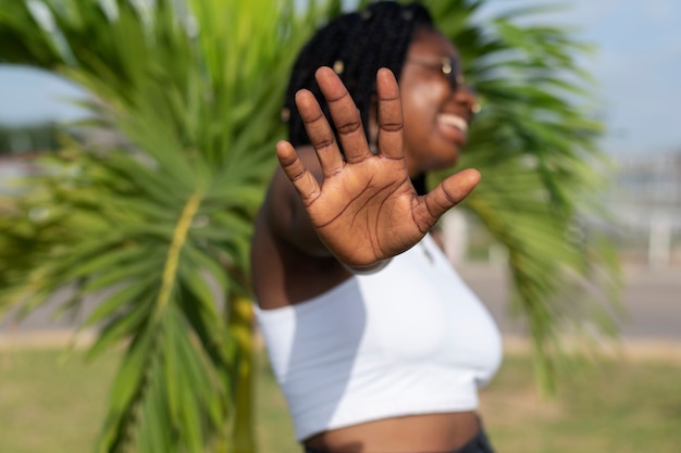 Foto gratuita donna sorridente di vista laterale divertendosi