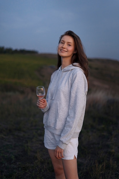 Foto gratuita bevanda della holding della donna di smiley di vista laterale