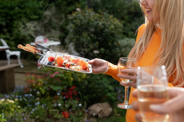 Free photo side view smiley woman holding tray with food