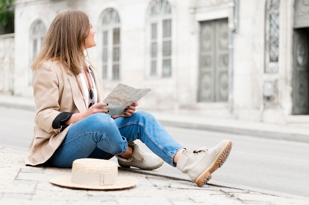 Free photo side view smiley woman outdoors