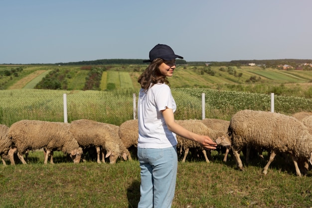 Foto gratuita donna di smiley di vista laterale all'aperto