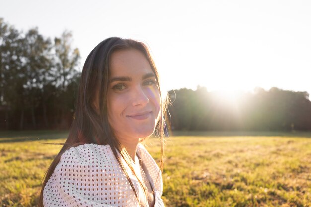 Foto gratuita donna di smiley di vista laterale all'aperto