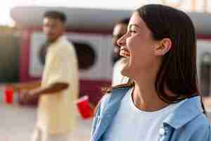 Foto gratuita donna sorridente di vista laterale alla festa