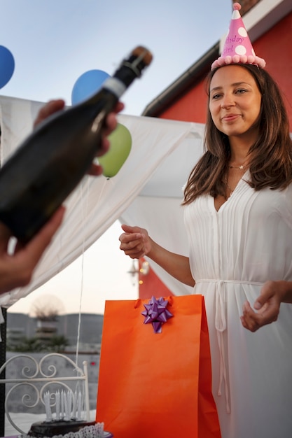 Foto gratuita donna sorridente di vista laterale alla festa