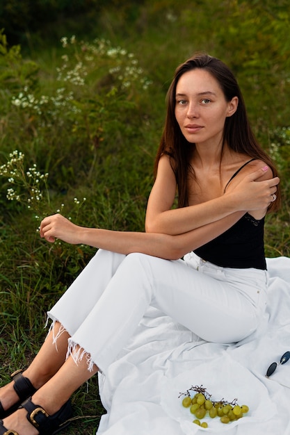 Free photo side view smiley woman posing