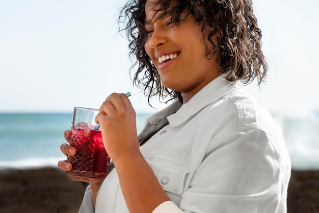 Foto gratuita donna sorridente di vista laterale al mare