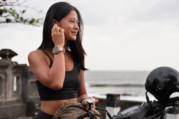 Foto gratuita donna sorridente di vista laterale al mare