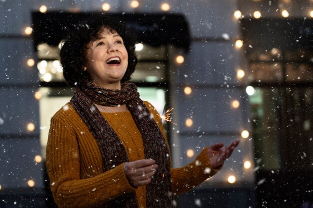 Foto gratuita donna sorridente di vista laterale nella neve