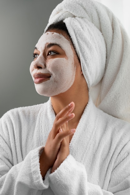 Free photo side view smiley woman with face mask