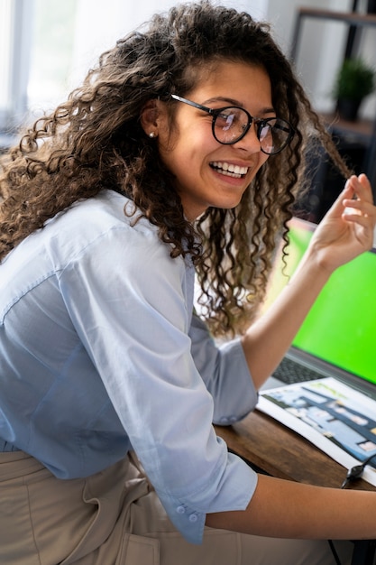 Free photo side view smiley woman at work