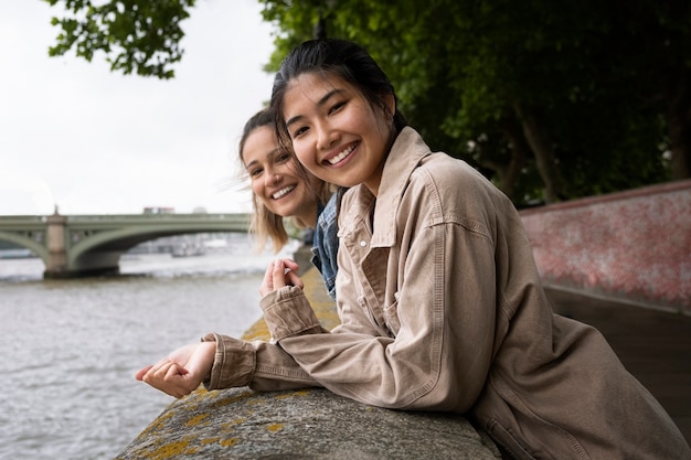 Foto gratuita donne di smiley vista laterale all'aperto