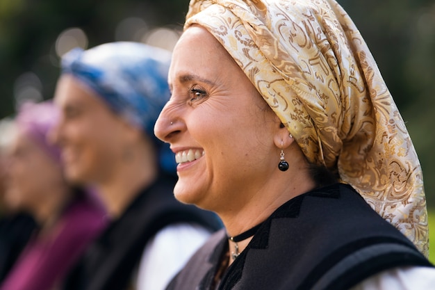 Foto gratuita donne sorridenti di vista laterale all'esterno