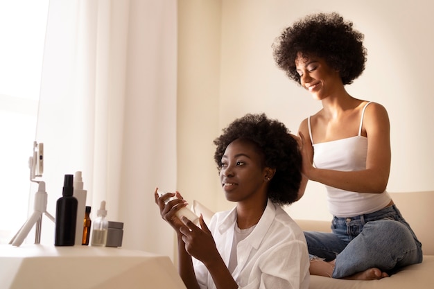 Donne di smiley di vista laterale con i capelli afro