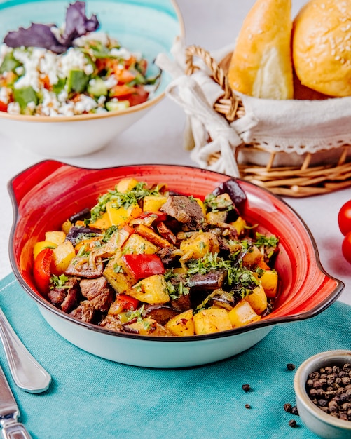 Foto gratuita vista laterale di carne in umido e verdure sul tavolo