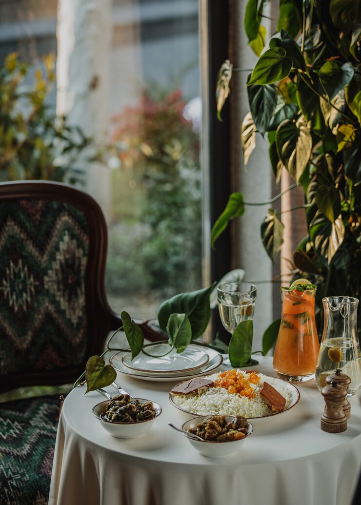 मुफ़्त फोटो side view of a table served with pilaf with dried fruits served and stewed meat with herbs in bowls
