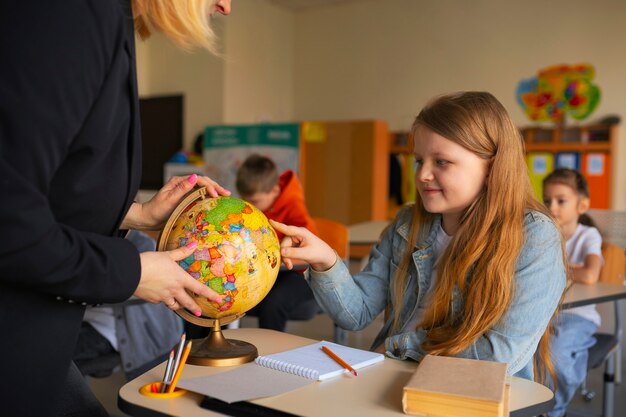 子供たちを助ける側面図の先生