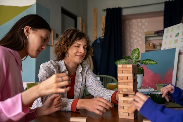 Foto gratuita amici adolescenti di vista laterale che vanno in giro