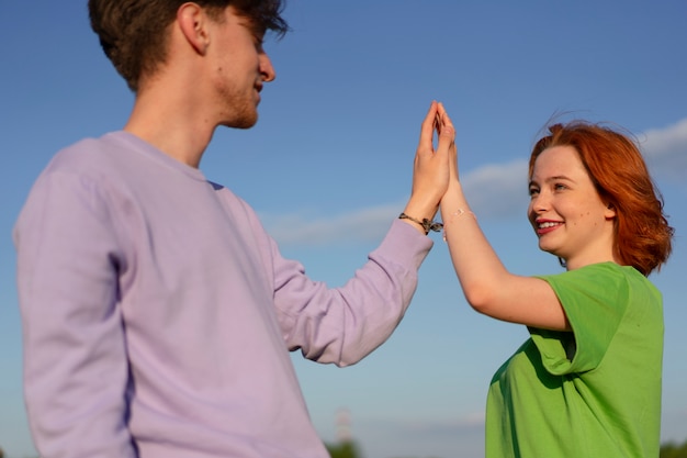 Foto gratuita adolescenti di vista laterale che sono amici