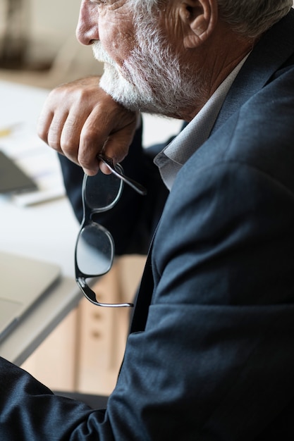 Free photo side view of a thoughtful businessman