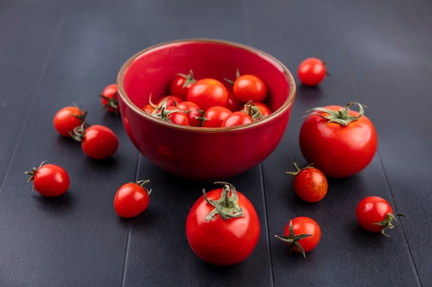 Foto gratuita vista laterale dei pomodori in una ciotola e sul nero