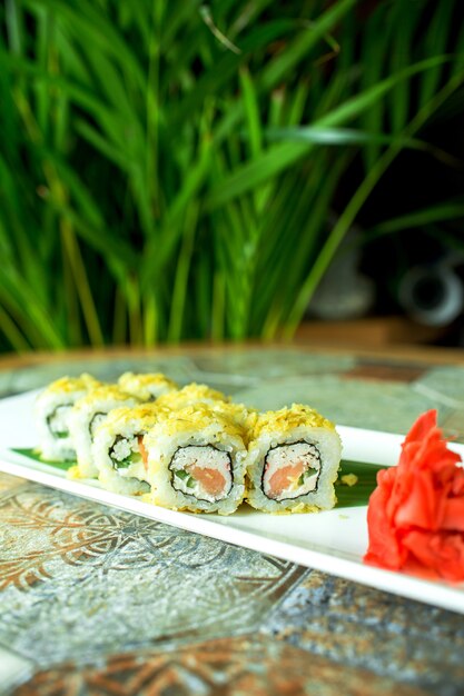 マグロと伝統的な日本料理の巻き寿司の側面図グリーンの生姜添え