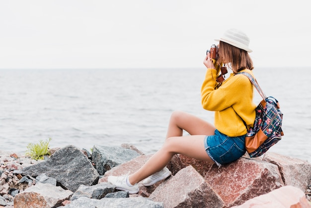 写真を撮る旅行の女性の側面図