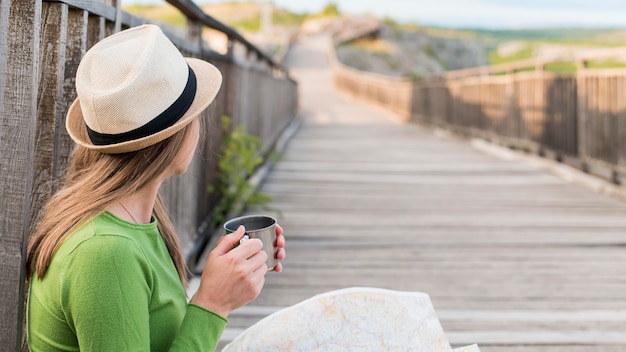 Foto gratuita viaggiatore di vista laterale con distogliere lo sguardo del cappello