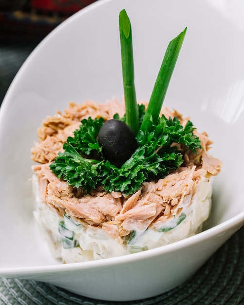 Insalata di tonno vista laterale con cetriolo mayo cipollotto e olive