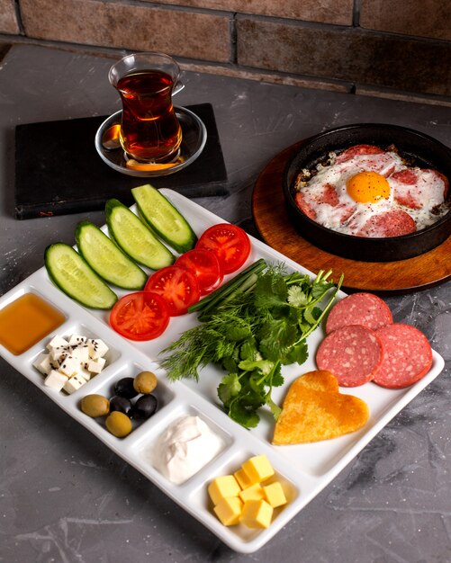 食品の混合の組み合わせで設定されたトルコの朝食の側面図