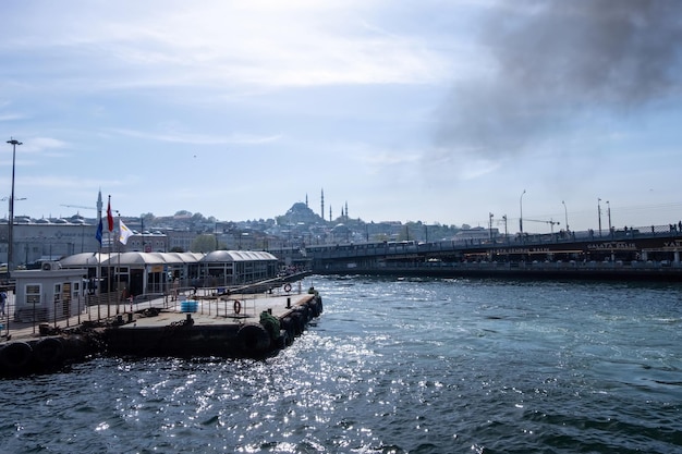 Вид сбоку на турецкий туристический порт у Черного моря с черными выбросами
